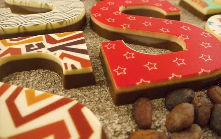 Print letters Een prachtige, massief uitgevoerde chocolade letter; melkchocolade met een dun toplaagje van witte chocolade.