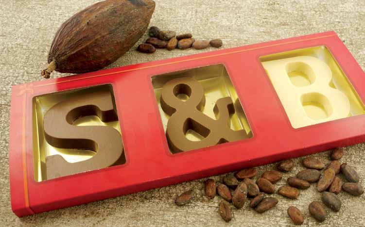 Een geschenksleeve voorzien van 2 of 3 grote chocoladeletters is niet alléén met Sinterklaas toepasbaar.