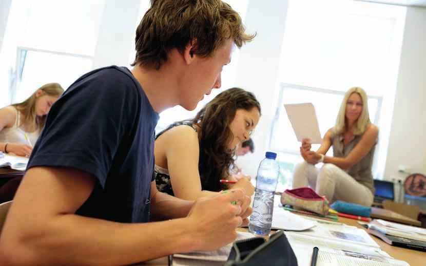 Geregeld ga je met klasgenoten op stap naar schouwburg, bioscoop of museum. In de brugklas ga je naar Xanten toe en in de derde klas ga je Het bèta-onderwijs op de Mariënpoel is erg goed.