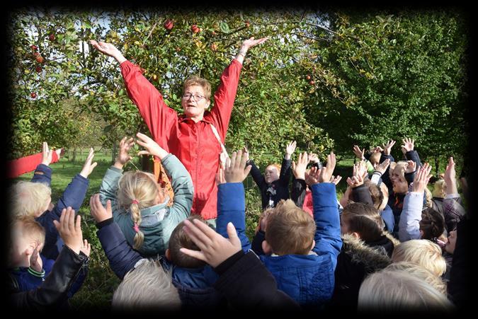 Kleuters naar de Olmenhorst Afgelopen donderdagmorgen waren de kleuters op appelexcursie. Educatief en ook gewoon gezellig! Het zat er beide in: een mooi en geslaagd uitje!