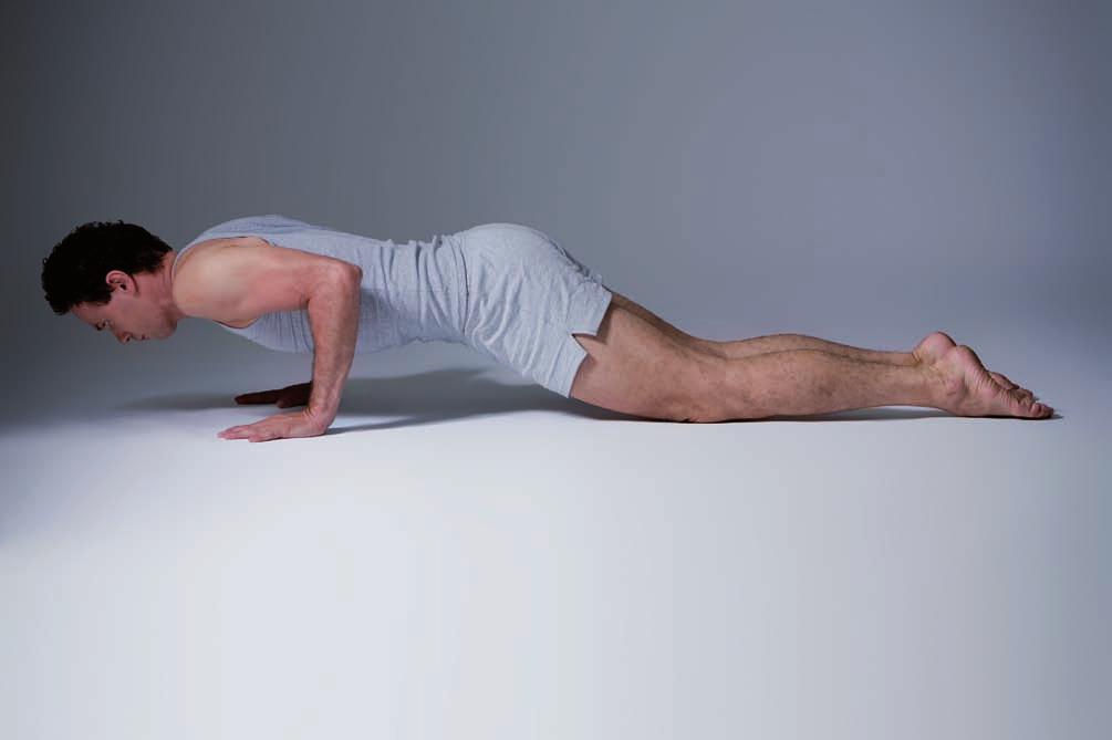 Chaturanga Dandasana (Lage plank) Op dezelfde uitademing laat je, in één moeite door, je lichaam gecontroleerd naar de vloer zakken.