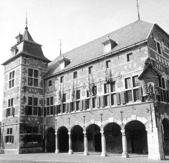 (Tel voor- en zijkant) 3 Hoeveel wapenschilden tel je op de zijkant van het stadhuis?