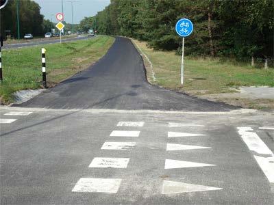 Bestrating: De rijloper bestaat uit zwart asfalt.