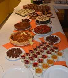 feestbuffet: chocolade- en koffiemousse, panna cotta, taarten, truffels, profiteroles er werd niet op een calorie meer of minder gekeken.