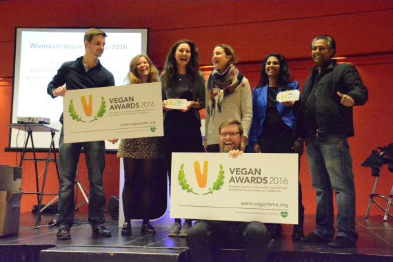 winnaars van de Vegan Awards 2016 het logo is ontworpen door Mittch van Chasing Change 22 Andersom avesu B&B Four Seasons Bella Italia Bertmans Big Green Smile Bij Elles Biopagne