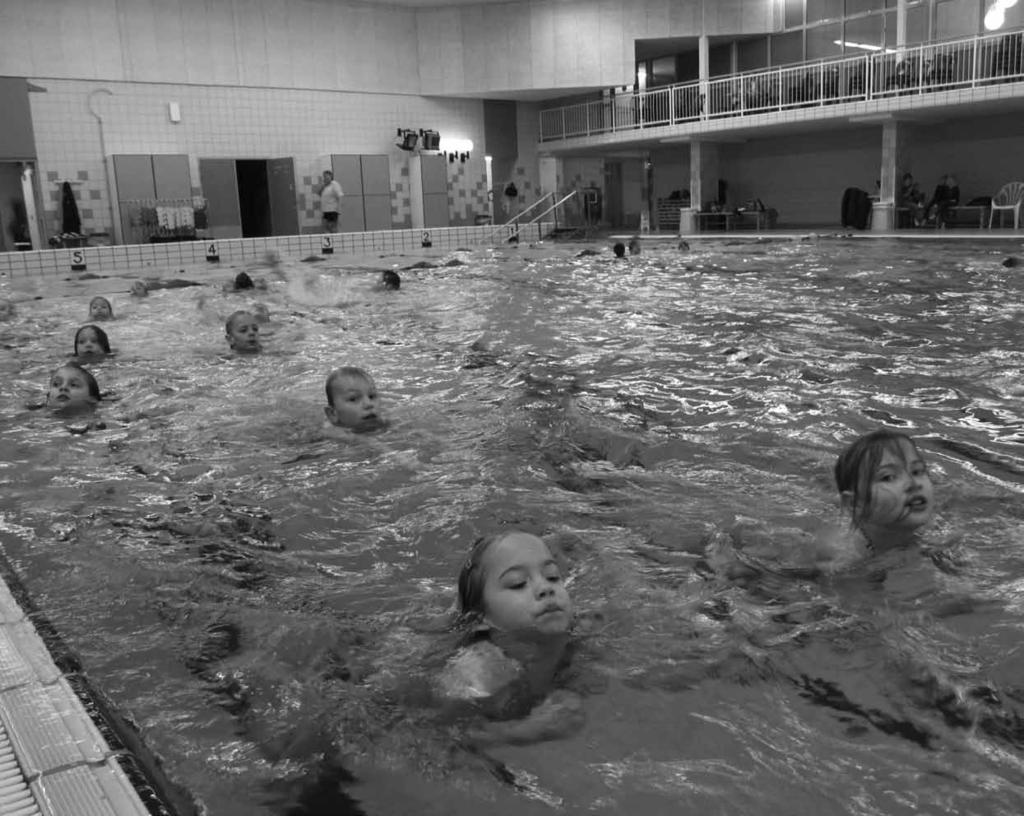 Zwemmen 142 Leskern. De teamcoaches krijgen van de leerkracht oefeningen ter verbetering van de benen schoolslag (Figuur 3). Ze gaan dit duidelijk communiceren naar hun teamgenoten toe.
