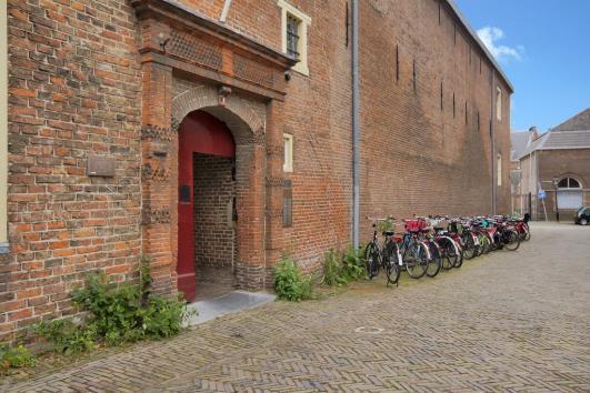 Omgevingsfactoren De Rijksmonumentale kantoorruimte is gelegen in een autovrije straat in het Museumkwartier tussen het Ledig Erg en de Centraal Museum.