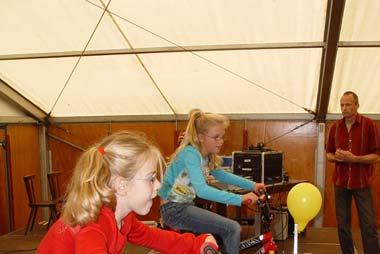 Dit zal beginnen om 14.00 uur en zal overgaan in een, naar wij hopen, zeer gezellig matinee. Tijdens het matinee zal de band Be Positive optreden. Maandagmiddag is de middag voor de kinderen.