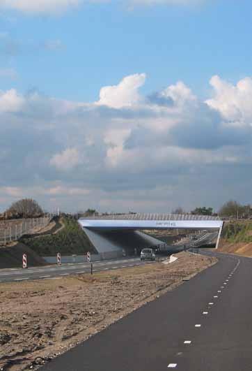 Grootschalige infrastructuur De rijksweg A12 doorsnijdt de Utrechtse Heuvelrug tussen Driebergen-Rijssenburg en Maarn. Er ligt een opgave om het aantal rijbanen te verdubbelen.