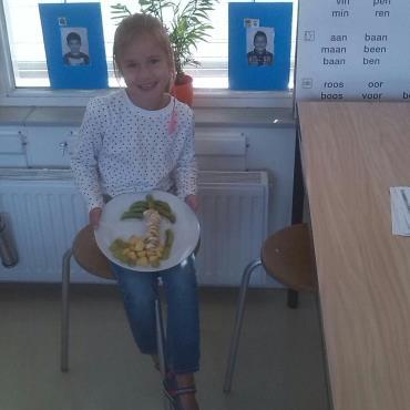 Naomi uit groep 3 was creatief met fruit.