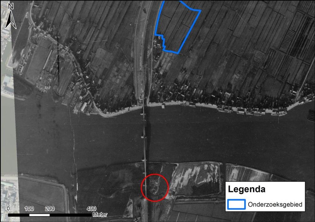 Luchtfoto-interpretatie Op een luchtfoto van 24 december 1944 zijn op de zuidoever van de Merwede kraters in het landschap te zien. Deze kraters zijn het gevolg van de luchtaanval op 10 december 1944.