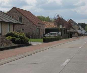 Grensstraat Keerbergen: lintbebouwing met een goed breed fietspad. Er is echter teveel doorgaand verkeer dat te hard rijdt.