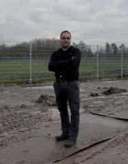 Het gebouwtje in de nieuwe Dahliatuin bevat ook een klein vleermuizenverblijf. Over een deel van het gebouw komt een zandpakket met gras te liggen, waardoor het deels ondergronds ligt.