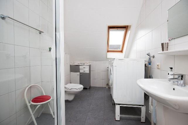 De badkamer op de verdieping beschikt over een douche, 2 e toilet,