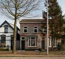 De woning is gebouwd in 1910 en in een later stadium aan de achterzijde uitgebouwd waardoor er meer woonruimte op de begane grond is gerealiseerd. De keuken en badkamer zijn in de aanbouw gesitueerd.