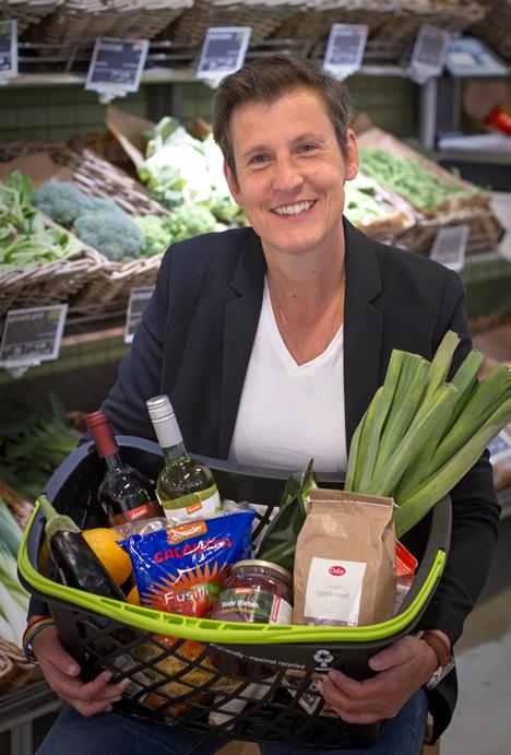 REPORTAGES FEITEN EN CIJFERS Biodynamisch 2 Demeter als handel inspiratiebron en verwerking voor innovatie Nederland en Vlaanderen De winkel voor en door klanten Begin dit jaar is Merle Koomans van