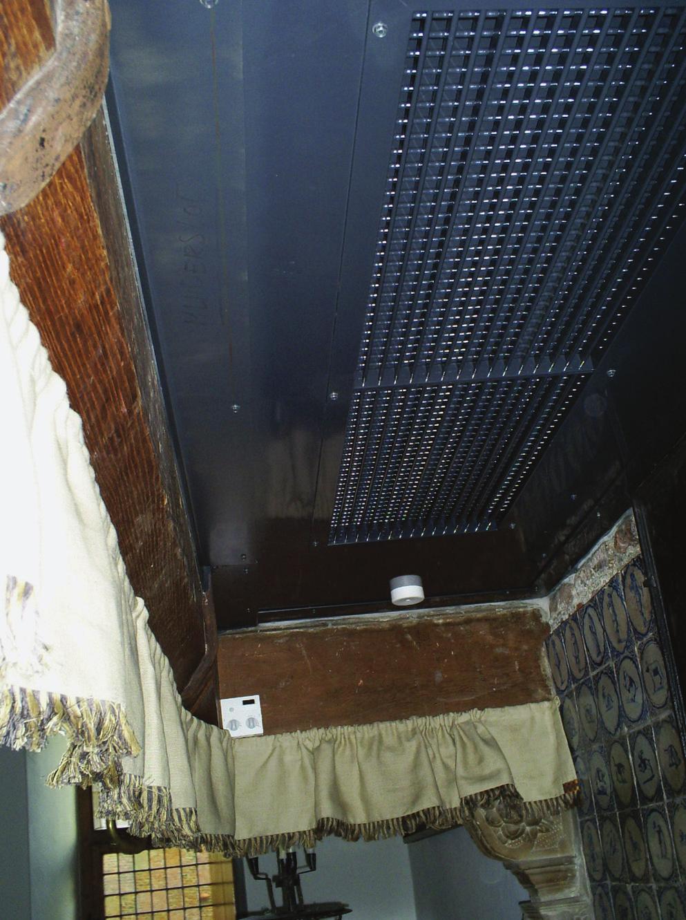 Figuur 7: Locatie van de ventilatoren in het Muiderslot Een effectieve bouwkundige maatregel om de scheiding tussen binnen en buiten te verbeteren was het luchtdicht maken en isoleren van de