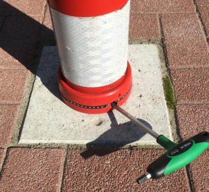 Top en voet polyurethaan, top is voorzien van 2 stuks ontluchtingssleuven. 2. Paal / buitenbuis polyurethaan leverbaar in de kleur: Rood.