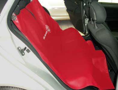 220 x 135 cm Gewicht: ca. 1,0 kg Stoelhoes voor ALFA ROMEO art. nr. D-S 15 AR De stoelhoes garandeert bescherming van de voorste stoelen tegen vuil. Uit schuurvaste kunstleer, rood.