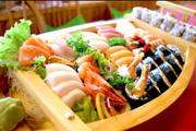 4 Dragon Eyes) Veggie Combo 20,00 (8 In/Out, 6 Futomaki, 8 Pink Lady) BoAt Menu Sushi Boat 1-40stuks ( 2 personen ) 55,00 (5