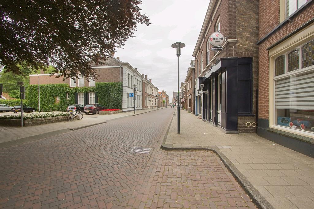 BIJZONDERHEDEN: De constructie van het woonhuis bestaat uit een betonvloer met daarop in spouw opgetrokken metselwerk en een pannen dakbedekking.