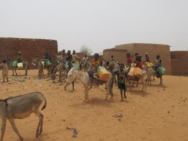 Project Waterinstallatie. Installatie van een rurale drinkwaterpomp in het dorp Inadougoum, Niger Schoon drinkwater voor 10.000 mensen en 50.