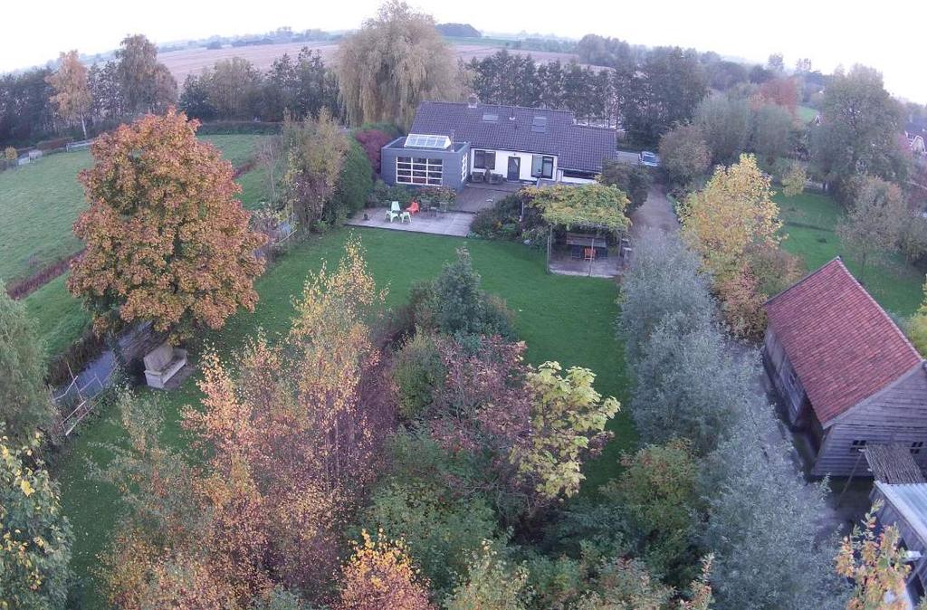 In het buitengebied ligt op deze prachtige locatie een zeer bijzonder woonhuis met maar liefst 1 hectare eigen grond. (10059 m²). De woning is ideaal voor de paarden- en/of natuurliefhebber.