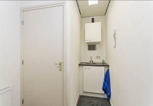 Tevens heeft de werkplaats wateraansluiting, airco en biedt toegang naar de pantry met toilet, archiefruimte en