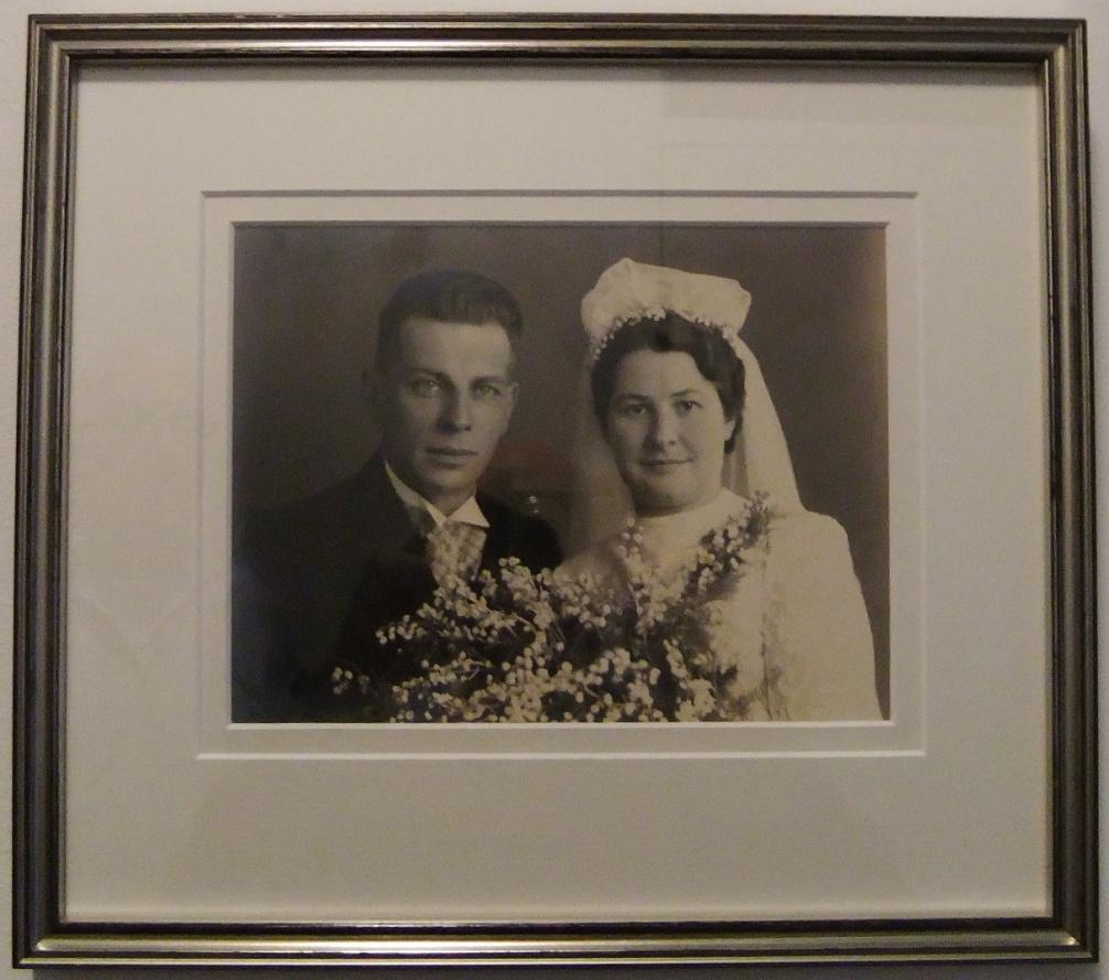 Het huwelijk van Riet Naaijkens en Toon Beerens Op maandag 22 september 1941 vindt het burgerlijk huwelijk plaats.