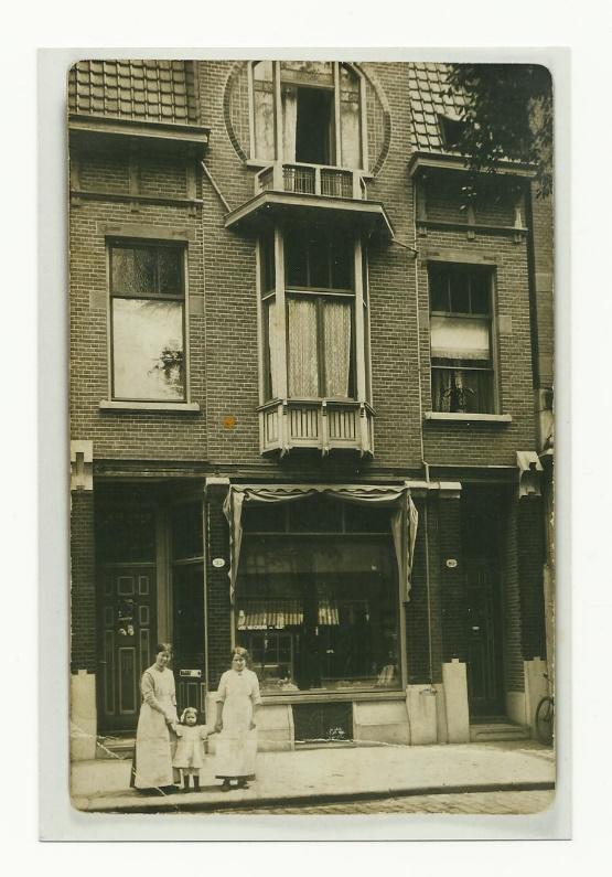 Het gezin Naaijkens-van Hest op de Heuvel te Tilburg V.l.n.r.: De moeder van Riet (Mieke Naaijkens-van Hest), Riet en een dienstbode (1914).