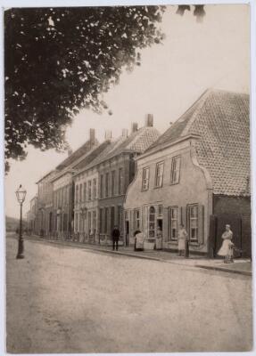 Dit is niet het geboortehuis van Riet. Dat is te vinden op de Heuvel zuidzijde te Tilburg. Heuvel zuidzijde (1900).