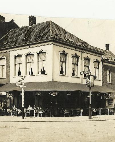 Burgerlijk huwelijk Maandag 22 september 1941 Riet is 29 en Toon 36 jaar oud als ze elkaar het jawoord geven.