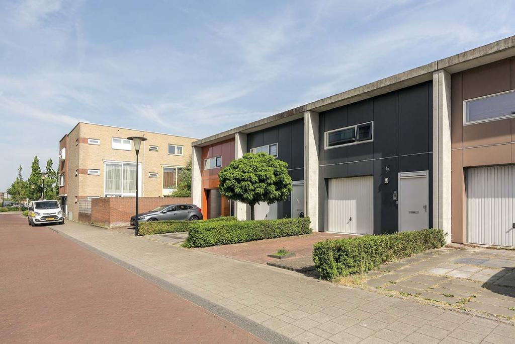 Modern woonhuis met garage en gelegenheid tot werken aan huis Waterkant Verrassende ruim uitgevoerd woonhuis met garage/ praktijk ruimte, tuin, terras en eigen parkeergelegenheid.