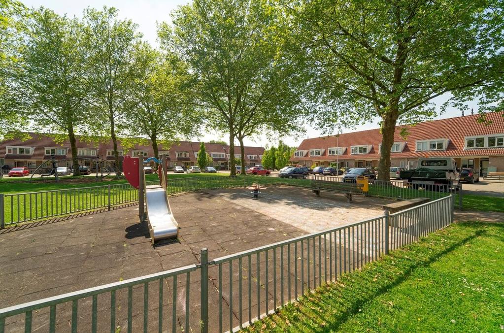 Ligging en indeling Bijzonderheden Ligging: De woning ligt in een woonerf dichtbij een leuk speelveld. Ligging van de woning op slechts enkele minuten lopen van de verschillende basisscholen.