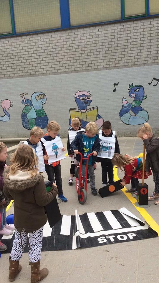 We zijn die dag niet op school, maar de hele dag in sportpark Westvliet. Natuurlijk moet er ook gewerkt worden.