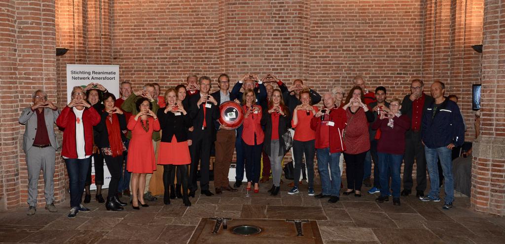 De OLV-toren was voor de gelegenheid weer in het rood verlicht. Dank aan Gerrit van de Kooij van Expressive Audio Rental hiervoor.