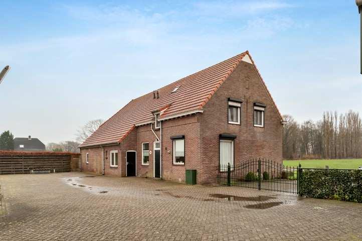 VRIJSTAANDE WONING Deze vrijstaande woning met achterhuis is gelegen op een zeer ruim perceel van 7.08.20 ha.