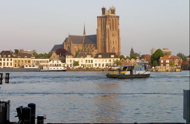 Activiteiten Excursie woensdag 20 september 2017 Stad Dordrecht/molens Kinderdijk Stadswandeling 90 minuten o.l.v. gids De historische binnenstad ligt verscholen tussen machtige rivieren.