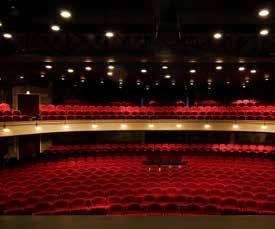 Door de ronde setting van de theaterstoelen zit iedereen dichtbij het toneel. In deze zaal hebben we 424 comfortabele theaterstoelen in de zaal en 185 balkonplaatsen.