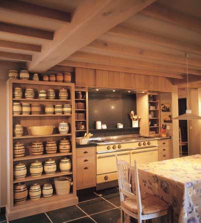 4 tot 7. Hout is in deze landelijke keuken alomtegenwoordig. Het wordt gecombineerd met blauwe steen voor de vloer, het werkblad en de wand boven het fornuis.