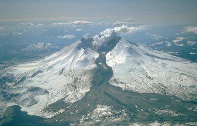 De uitbarsting van een vulkaan vindt plaats, wanneer magma aan het aardoppervlak komt.