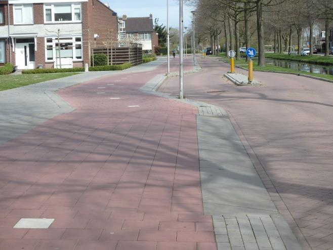 Nieuwsbrief PGW Maart 2017 pag.2 We hebben dan ook de gemeente gevraagd aan beide zijden van het totale fietspad tot aan de oversteek bij de Willem Alexandertunnel witte belijning aan te brengen.
