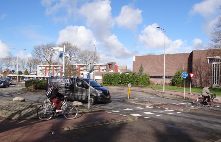Voorrang fietsers op rotondes Velen zullen uit de pers al hebben vernomen dat in onze regio in heel Zuid-Holland fietsers voorrang gaan krijgen op rotondes.
