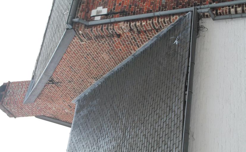 18 Plaatselijke opstuwing van de leien dakbedekking Aansluitingen, dakkapellen en dakdoorbrekingen Nokken Voor zover zichtbaar vertonen het noklood en de bevestigingsbeugels geen zichtbare sporen van