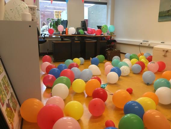 WELKOM TERUG!!! Beste ouder/verzorgers, Dit weekend heb ik mijn verjaardag mogen vieren. Op school werd dit nog eens dunnetjes overgedaan. Toen ik mijn kantoor in kwam, lag deze vol met ballonnen.