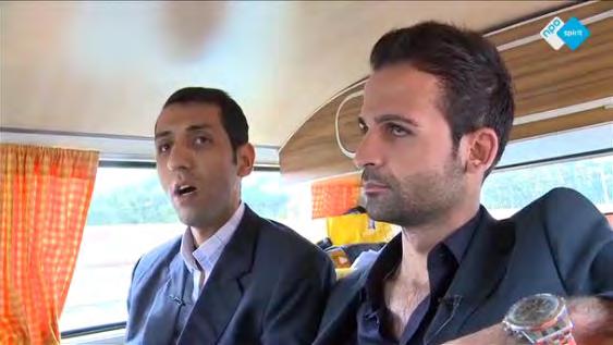 Bakkie met een Irakkie De Irakees Zuhair Khaled Lazgeen is Yezidi en zijn landgenoot Ali Sahib is Moslim, samen reisden ze een week in een oranje volkswagenbusje door Nederland en dronken honderden