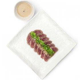 De vlees of vis wordt korte tijd in een pan geroosterd.