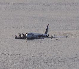 Het gaat over de piloot Sully die op 15 januari 2009 zijn defecte vliegtuig een noodlanding laat maken op het ijskoude water van de Hudson rivier. Hij redt hiermee 155 mensenlevens.