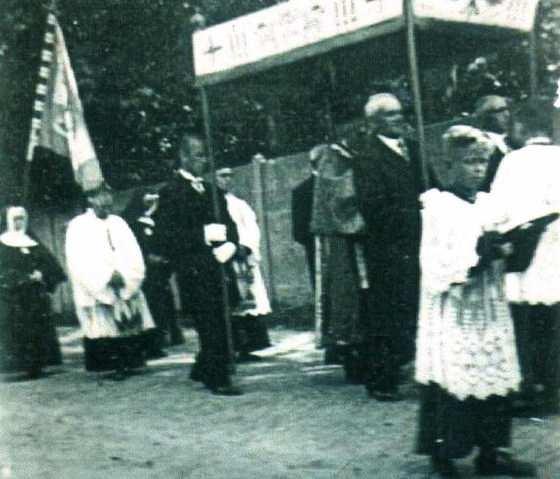 4. Processie Hoe noemt u in uw dialect: 104 Hoe zegt u dat er een processie gehouden wordt? Vul aan: De processie.