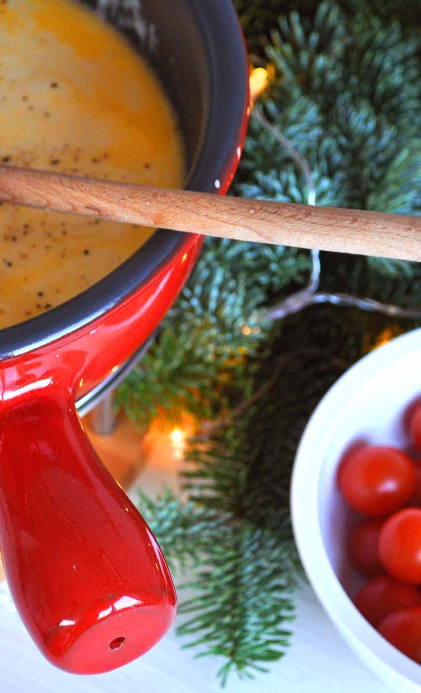 3-gangen kerstfondue ( 32,50) VOORGERECHT Rundercarpaccio gemarineerd met pesto, Parmezaanse kaas en aceto balsamico FONDUE Fondue vlees Gemarineerde varkenshaasstukjes, ossenhaaspuntjes,